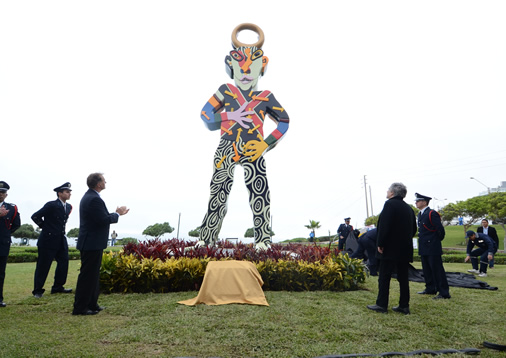 escultura de Tola en parque de Miraflores