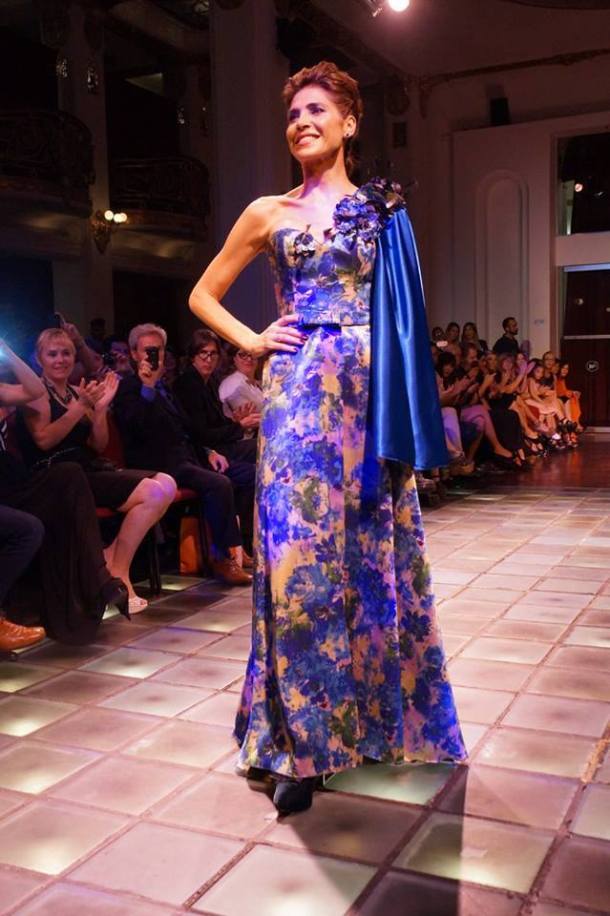 Lorena Meritano en pasarela