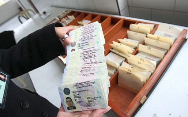 LIMA 07 DE SETIEMBRE DEL 2009. ENTREGAN LICENCIAS DE CONDUCIR, A CONDUCTORES, EN LAS INSTALACIONES DEL MINISTERIO DE TRANSPORTES Y COMUNICACIONES. FOTO : LINO CHIPANA