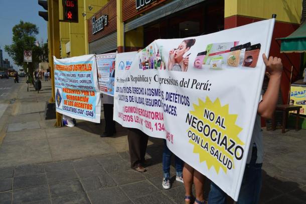 colegio-quimico-farmaceutico-carteles-en-la-calle-decretos-leg-1344-y-1345