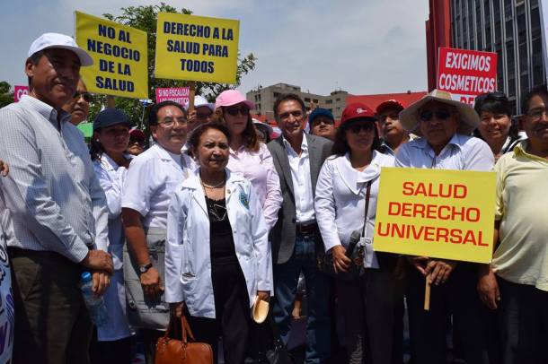 colegio-quimico-farmaceutico-del-peru-protestando-al-costado-el-congrsista-becerril