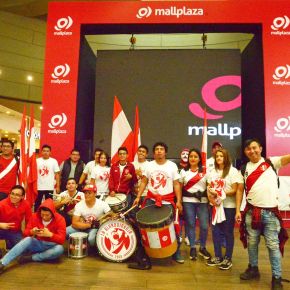 La barra oficial La Blanquirroja junto a batucada animarán partido pantalla gigante del Perú – Brasil en el Mallplaza&nbsp;Bellavista