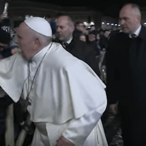 El Papa Francisco ofreció disculpas por perder la paciencia con mujer que le jaló la&nbsp;mano