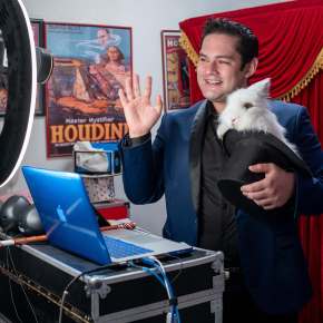 El Mago Biondi escucha y responde a su audiencia en la presentación »Show Online» en tiempo&nbsp;real