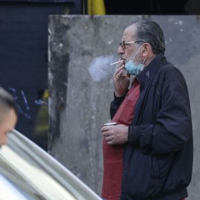 Prohibición de fumar o vapear en la calle sin distancia de 2 metros es otra medida de España para disminuir trasmisión de COVID 19: Científicos afirman que aumentan posibilidades por contaminación aérea y manipulación de&nbsp;mascarillas