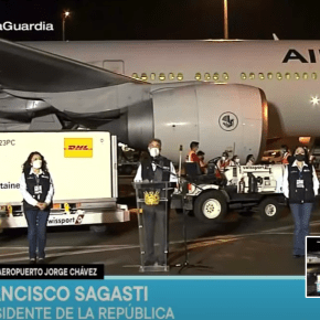 Presidente transitorio de Perú, Sagasti recibió primer lote de 300 mil vacunas Sinopharm para parte del personal de salud de la población total de 33 millones de&nbsp;habitantes