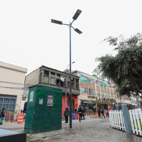 Empresarios de Mesa Redonda adquieren luminarias LED que funcionan con luz solar y la Municipalidad de Lima apoya con su&nbsp;implementación