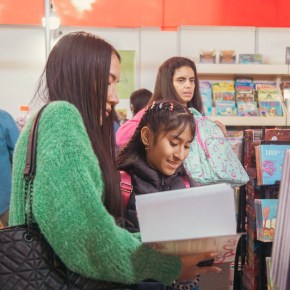¿Cómo fomentar la lectura desde la infancia y en todas las edades? Consejos atemporales de la FIL Lima que nos recuerda »Leer para crecer» y la conexión emocional con los&nbsp;libros