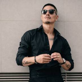 Director creativo de figuras reconocidas peruanas, CALY, ahora lanza su proyecto musical y presenta “Fiebre al cien”, su faceta más sensual dentro del&nbsp;pop