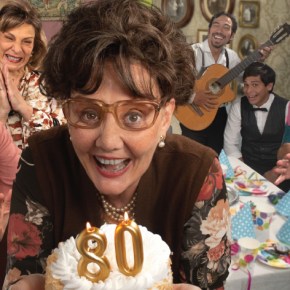“Feliz cumpleaños, doña Zoila” que combina humor. música y una mirada cercana sobre la familia y el paso del tiempo, con una renovada temporada llega al Centro Cultural de la Universidad de Lima en el mes de la&nbsp;madre