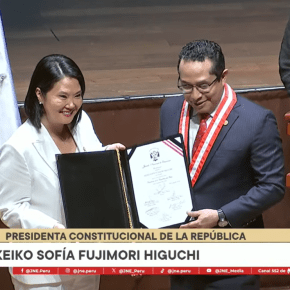 La presidenta electa de Perú, Keiko Fujimori Higuchi recibió sus credenciales del Jurado Nacional de Elecciones tras 37 días de la segunda vuelta y el proceso de transferencia de gobiernos 25 días de asumir el cargo con amenazas directas del grupo comunista que no reconoce su victoria en las Elecciones&nbsp;2026