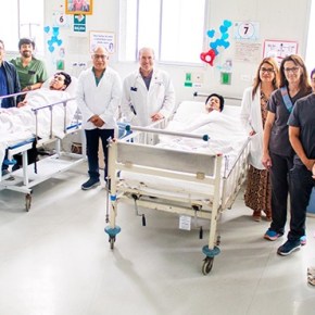 Dos jóvenes pacientes del Hospital María Auxiliadora del Minsa recibieron Desfibriladores Automáticos Implantables de manera gratuita valorizados en 50 mil dólares. Intervenciones posibles en trabajo conjunto con equipo médico peruano liderado por jefe del Servicio de Cardiología, Dr. Julio Durand y el norteamericano por el Dr. Carlos Albrecht, del St. James&nbsp;Hospital