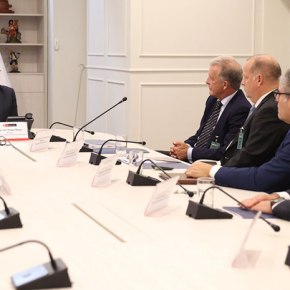 Reformar la estructura de EsSalud con la modificación de la Ley N.º 27056 y la conformación una mesa técnica tripartita y la formalización del sistema laboral con cuatro medidas las que destacan para implementarse de inmediato mediante normas reglamentarias de las 25&nbsp;presentadas