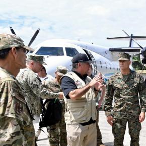 »Los narcos operan entre países. Que sepan que trabajamos JUNTOS»: Embajador de EE.UU. en Perú aompañando al comandante del Comando Sur de los Estados Unidos (SOUTHCOM), General Francis L. Donovan en Iquitos con Ministro de Defensa Perú y el Jefe del Comando Conjunto de las FF.&nbsp;AA.